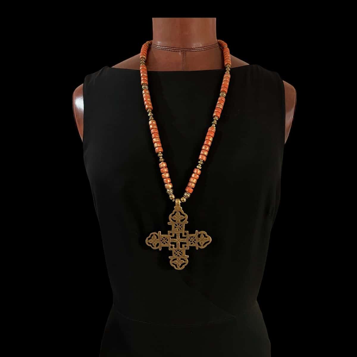 porte croix spiritualitu orange